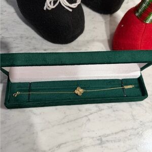 18k Bracelet 3.31 gm (not Van Cleef just the design)